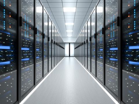 Langer Gang in einem Datencenter mit Serverracks auf beiden Seiten