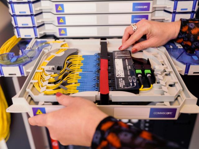 Nahaufnahme einer CommScope FACT ODF geöffnet