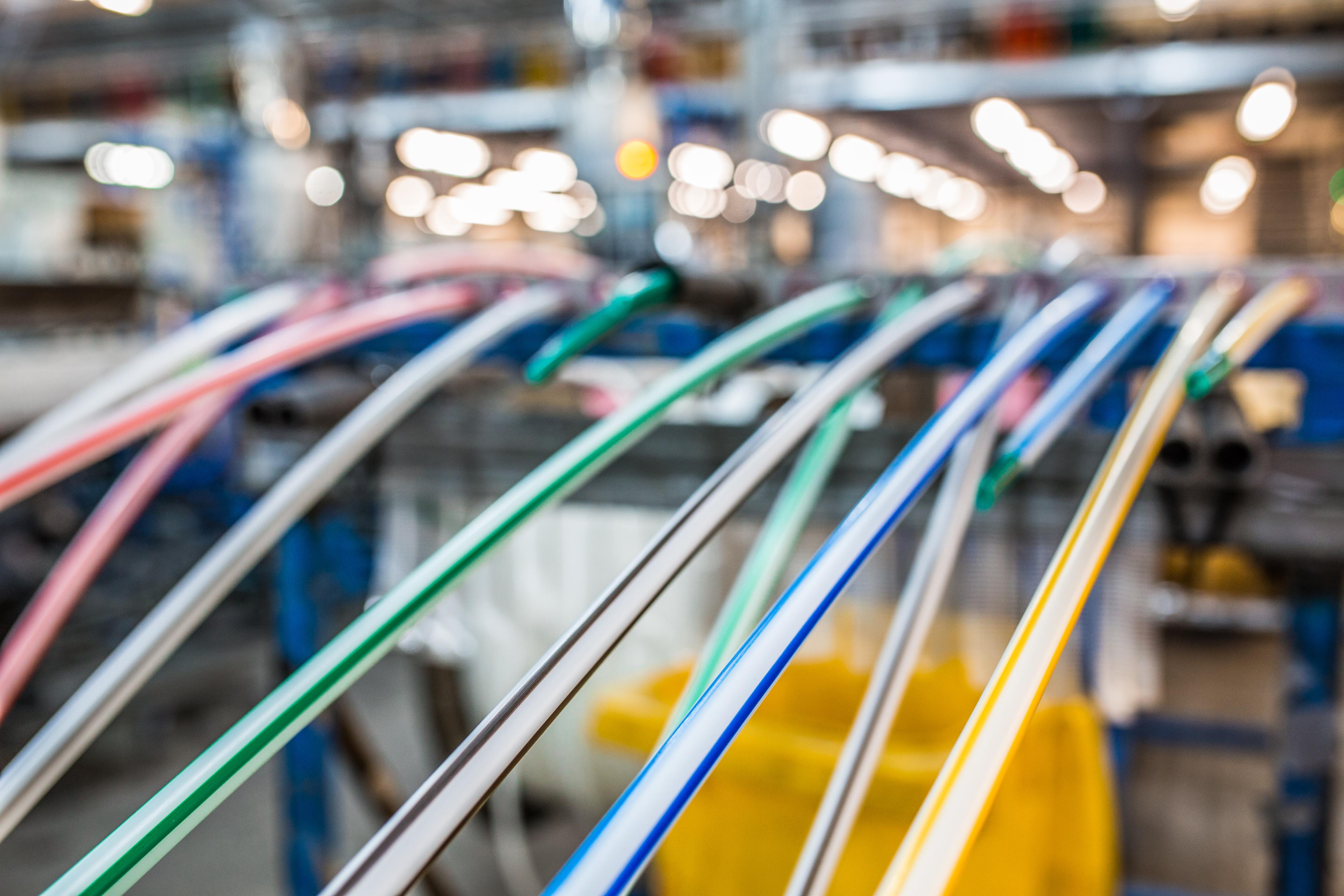 Farbkodierte Mikrorohre in der Produktionshalle von Emtelle