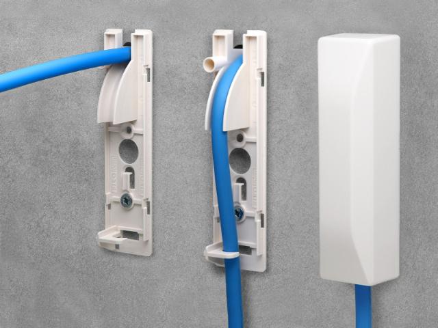 Oberirdische Filoform Hauseinführung mit einem blauen Kabel