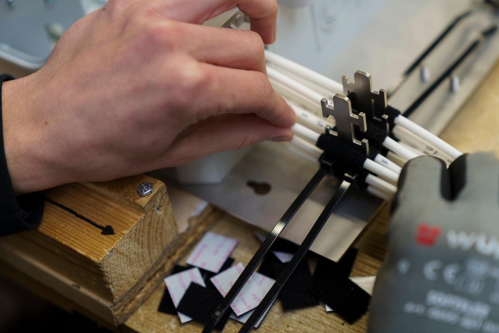 Monorohre werden in die Halterung einer Spleißbox eingebaut.